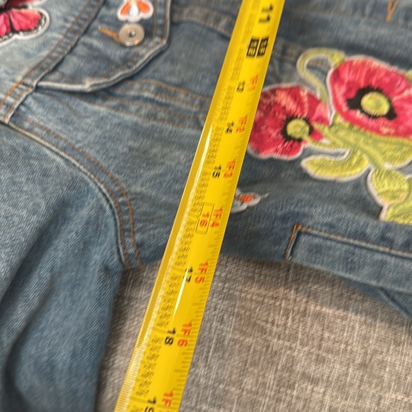 Bagatelle Collection Embroidered Floral Butterfly Bee Trucker Denim Jack… - Picture 12 of 15